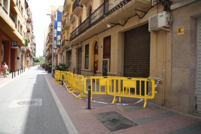 Edifici amb tanques al carrer del Nord a l'espera de sanejar la façana