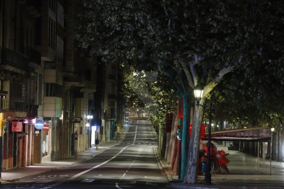 La avenida Francesc Macià y la rambla Ferran de Lleida, ayer después del toque de queda.