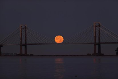 Imagen captada la madrugada del sábado al domingo desde la ría de Vigo.