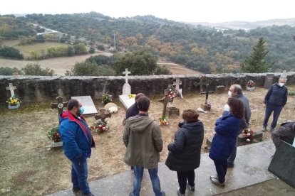 L'enterrament dels dos soldats republicans al cementiri de Foradada.