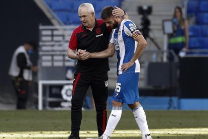 El técnico del Leganés, Aguirre, consuela el capitán David López.