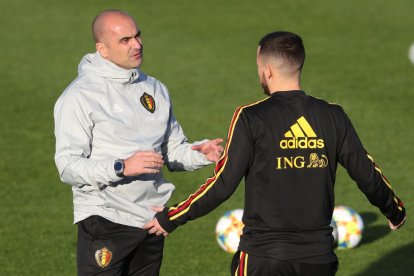 Robert Martínez conversa amb Eden Hazard durant un entrenament de la selecció belga.