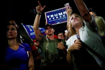 Partidaris de Trump, un d'ells armat, en una protesta a Arizona pel recompte de les eleccions.