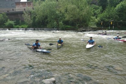 Adrià Moyano, Pau Etxaniz, Miquel Travé i Maialen Chourraut, ahir entrenant-se a l’Arfa, molt a prop del Parc del Segre.