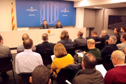 La reunió entre alcaldes de municipis fruiters i representants d'organitzacions agràries amb el delegat del Govern a Lleida, Ramon Farré, i el delegat territorial d'Agricultura, Ferran de Noguera.