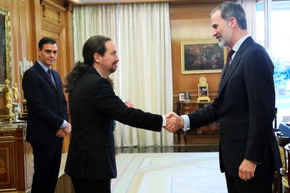 El rei Felip VI saluda Pablo Iglesias a la primera reunió del Consell de Seguretat Nacional.