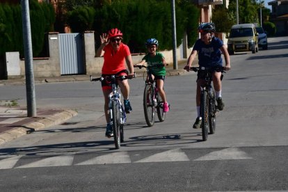 Vecinos de Linyola, en bicicleta el fin de semana. 