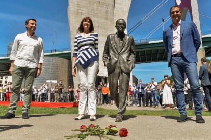 Pedro Sánchez, con la candidata del PSOE en Euskadi, Idoia Mendia. 