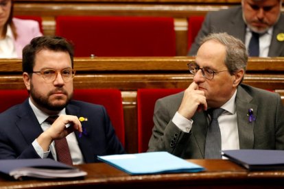 Torra i Aragonès, amb cares de circumstàncies, durant la sessió de control al Parlament.