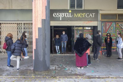 Pruebas a alumnos en Tàrrega  -  Salud hizo ayer pruebas PCR a los alumnos confinados de las escuelas Maria Mercè Marçal y Ondara en el Espai MerCAT, con el fin de agilizar el proceso.