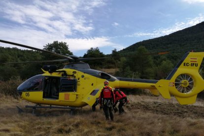 L’helicòpter amb els GRAE després de rescatar sense vida el cos del veí d’Igualada.