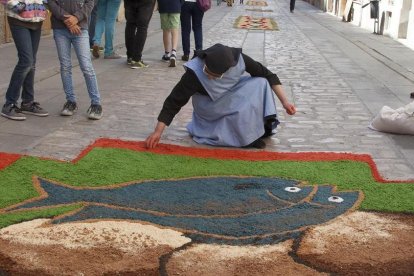 Foto d'arxiu d'una monja de la comunitat durant el Corpus.