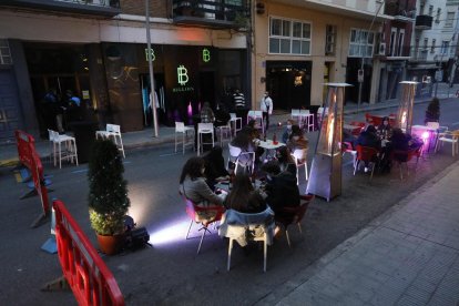 Un dels carrers tallats a Lleida per poder instal·lar terrasses a la calçada.