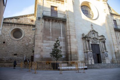 Vallada parte de la fachada de la iglesia de Tàrrega por el viento