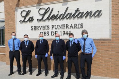 Personal de la funerària de la capital, ahir davant les instal·lacions.