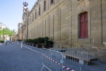 Cervera ha acordonat tres de les quatre façanes de la Universitat.