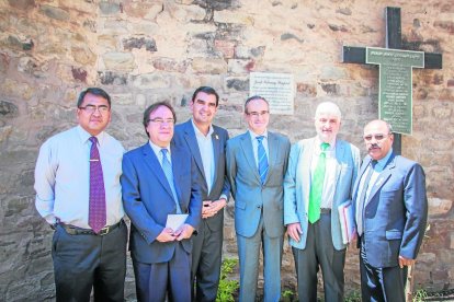 Al lado, su firma y arriba, homenaje en Cochabamba en 2015 con una placa en la iglesia donde fue enterrado.