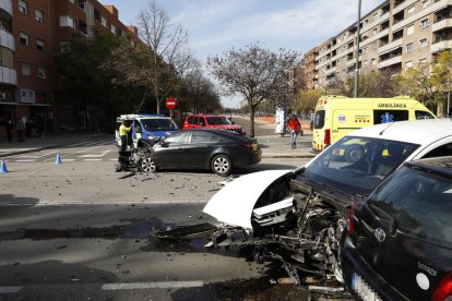 Els vehicles implicats van quedar en aquest estat després de l’aparatós accident.