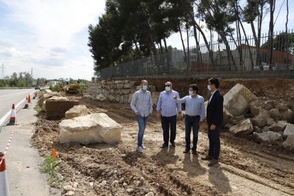 Isidre Gavín, el segon per la dreta, va visitar ahir les obres.