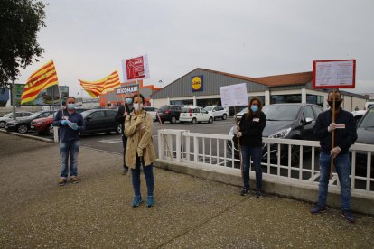 Protesta de CCOO a les portes d’un establiment de Lleida.