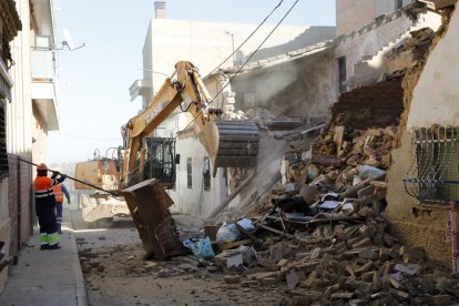 Un instant de la demolició dels números 30, 32 i 34 del carrer Oliver, al barri del Secà, ahir al migdia.