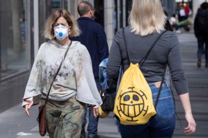 Una dona passeja protegida amb una mascareta a Múrcia.