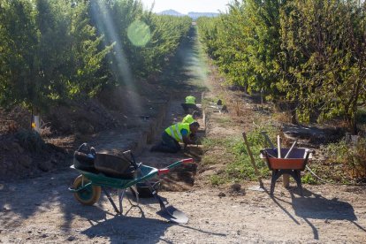 Actuació prèvia al desplaçament de la via.