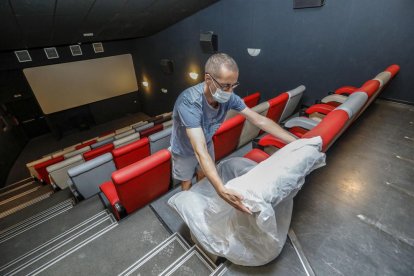 Preparatius en una sala del Funatic per poder obrir els cines.