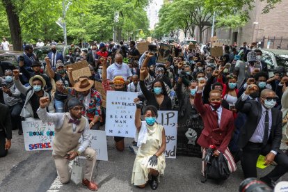 Moment d’una marxa pacífica celebrada ahir al barri de Mannhattan (Nova York) en protesta per la mort de George Floyd.