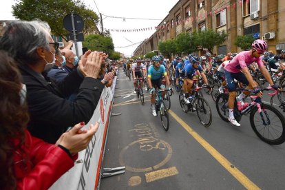 Un grupo de espectadores aplaude al paso del pelotón.