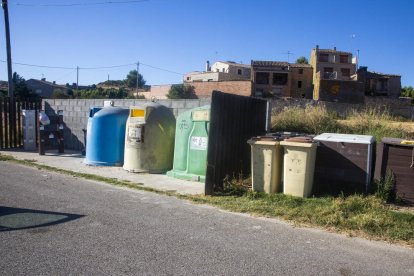 Punto de reciclaje en el núcleo de Vergós. 