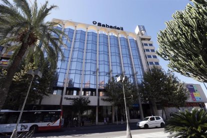 Vista del edificio del Banco Sabadell en Alicante.