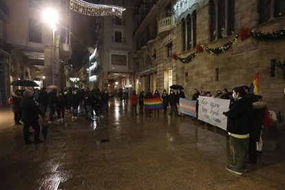 Concentración bajo la lluvia, ayer en la plaza Paeria de Lleida. 