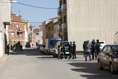 Expectació ahir entre els veïns de Torrefarrera durant l’operació policial.