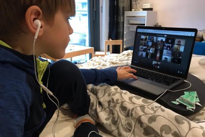 Un niño siguiendo una clase desde casa con el ordenador.