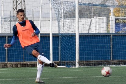 Simic, durante el entrenamiento que hizo ayer la plantilla del Lleida en el campo del AEM.