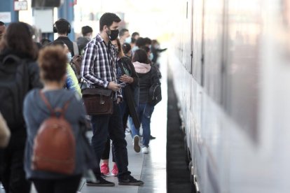 Las aglomeraciones se repitieron en estaciones de metro y tren.