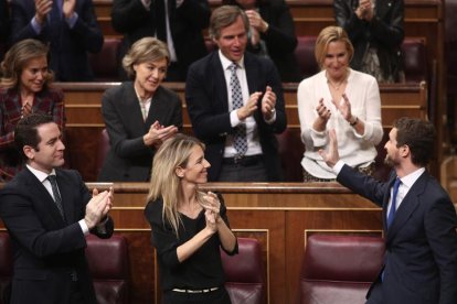 Los diputados del PP aplaudieron a su líder, Pablo Casado, tras su intervención en el debate.