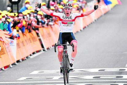 Tadej Pogacar celebra el seu triomf en l’esprint de Laruns.