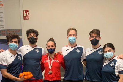 Paula Juste, con la camiseta de la Selección Española, con sus compañeros del CN Lleida,