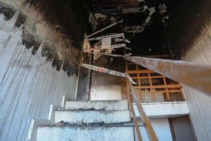 Estado en el que quedó tras el fuego el acceso a la vivienda, ayer.