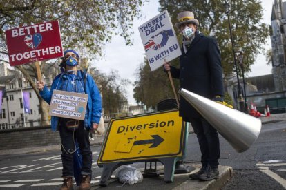 Dos personas protestan contra el Brexit en las calles de Londres.