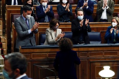 María Jesús Montero, aplaudida per Pedro Sánchez i els vicepresidents, Carmen Calvo, Pablo Iglesias i Nadia Calviño.