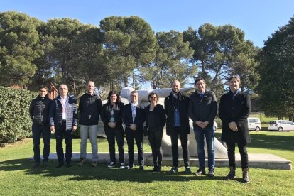 Representants de les institucions lleidatanes i del CAR de Sant Cugat, ahir durant la visita al centre.