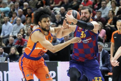 Nikola Mirotic reté la pilota davant de Louis Labeyrie.