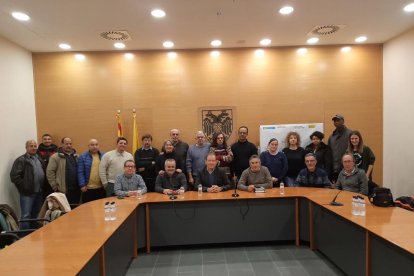 Participantes del programa junto a miembros del consell.