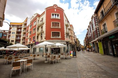 Una terrassa buida aquest dijous en un carrer d’Aranda de Duero.