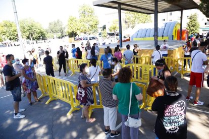 Veïns de Sabadell a la cua per sotmetre’s als PCR massius.