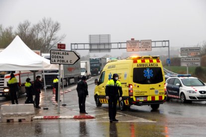 Imagen de un control policial de acceso a Igualada, el pasado 16 de marzo.