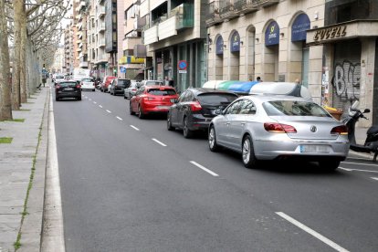 Vehicles aparcats ahir en doble fila a la rambla Ferran.